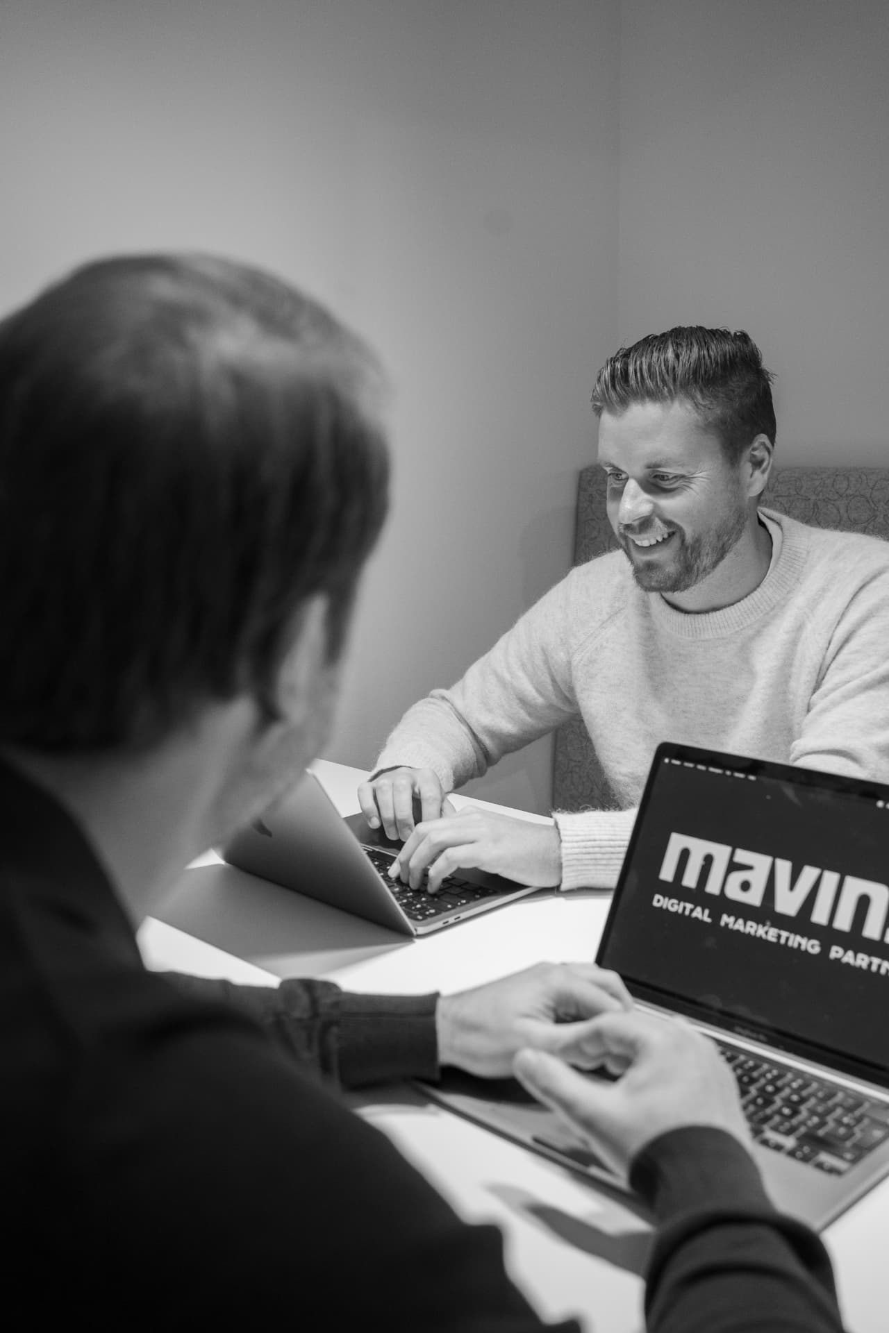 Mavins-collega in gesprek in de lounge van het kantoor