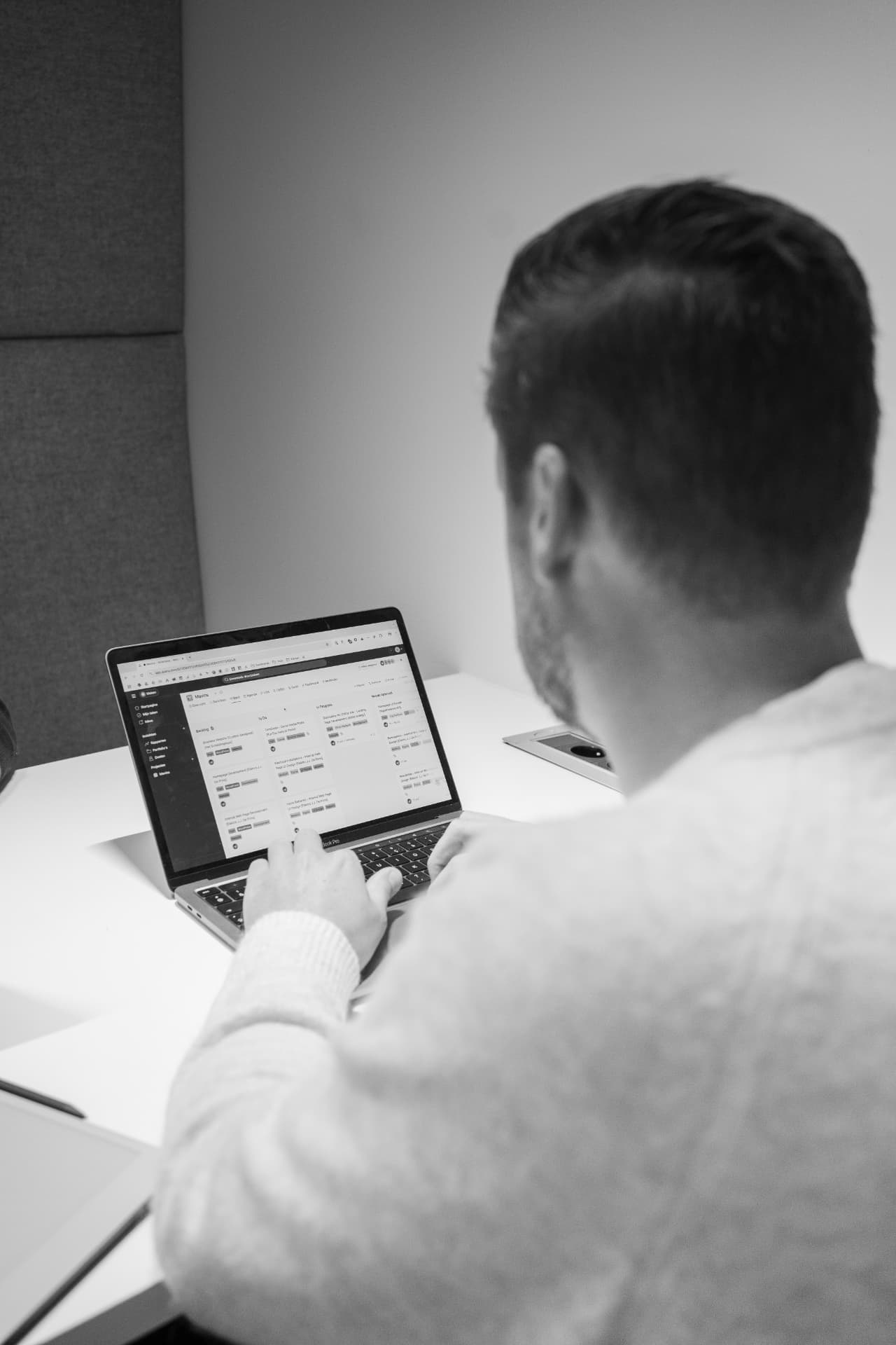 Mavins-collega bekijkt campagnecijfers op een laptop