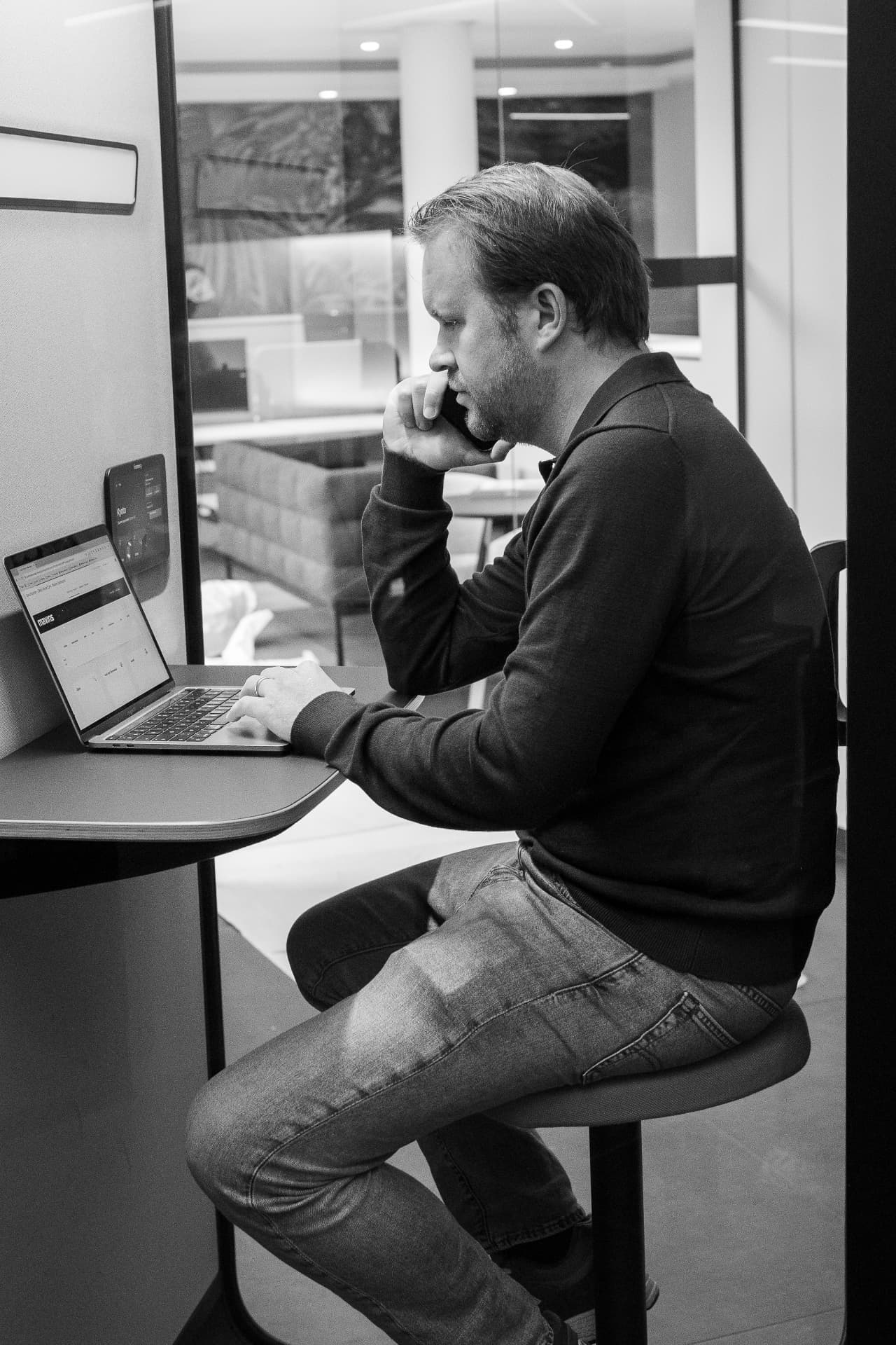 Collega's kijken samen naar een campagne op de laptop