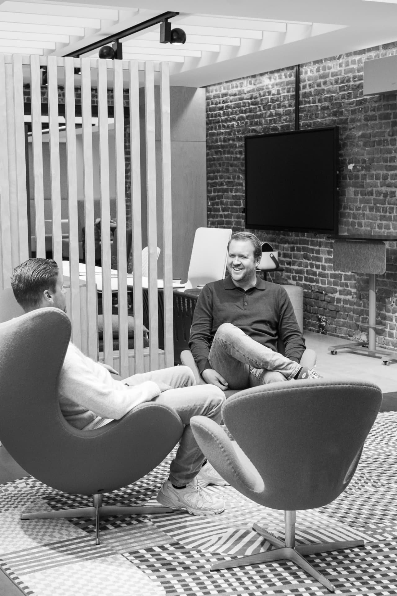 Twee Mavins-collega's nemen samen de cijfers door in de lounge