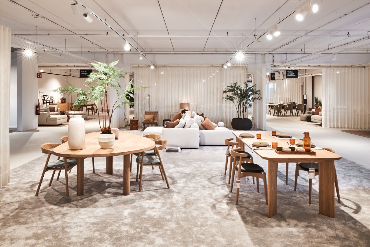 Toonzaal van Gero Wonen met eettafels, stoelen en een zetel