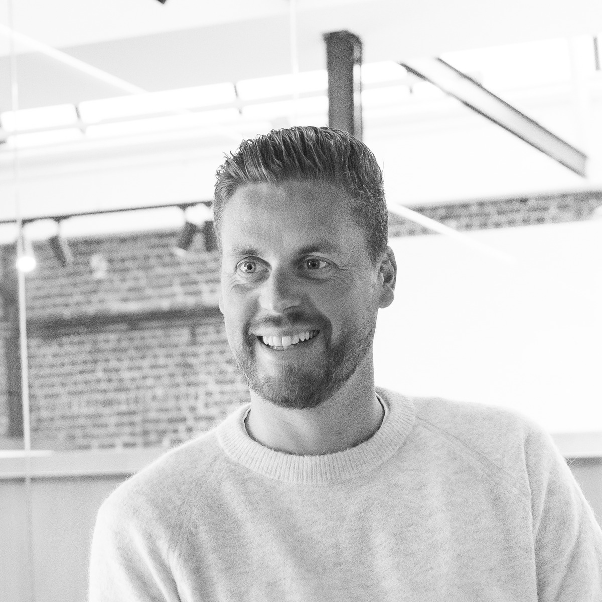Ivan Sergeyssels lacht tijdens een overleg op het Mavins-kantoor