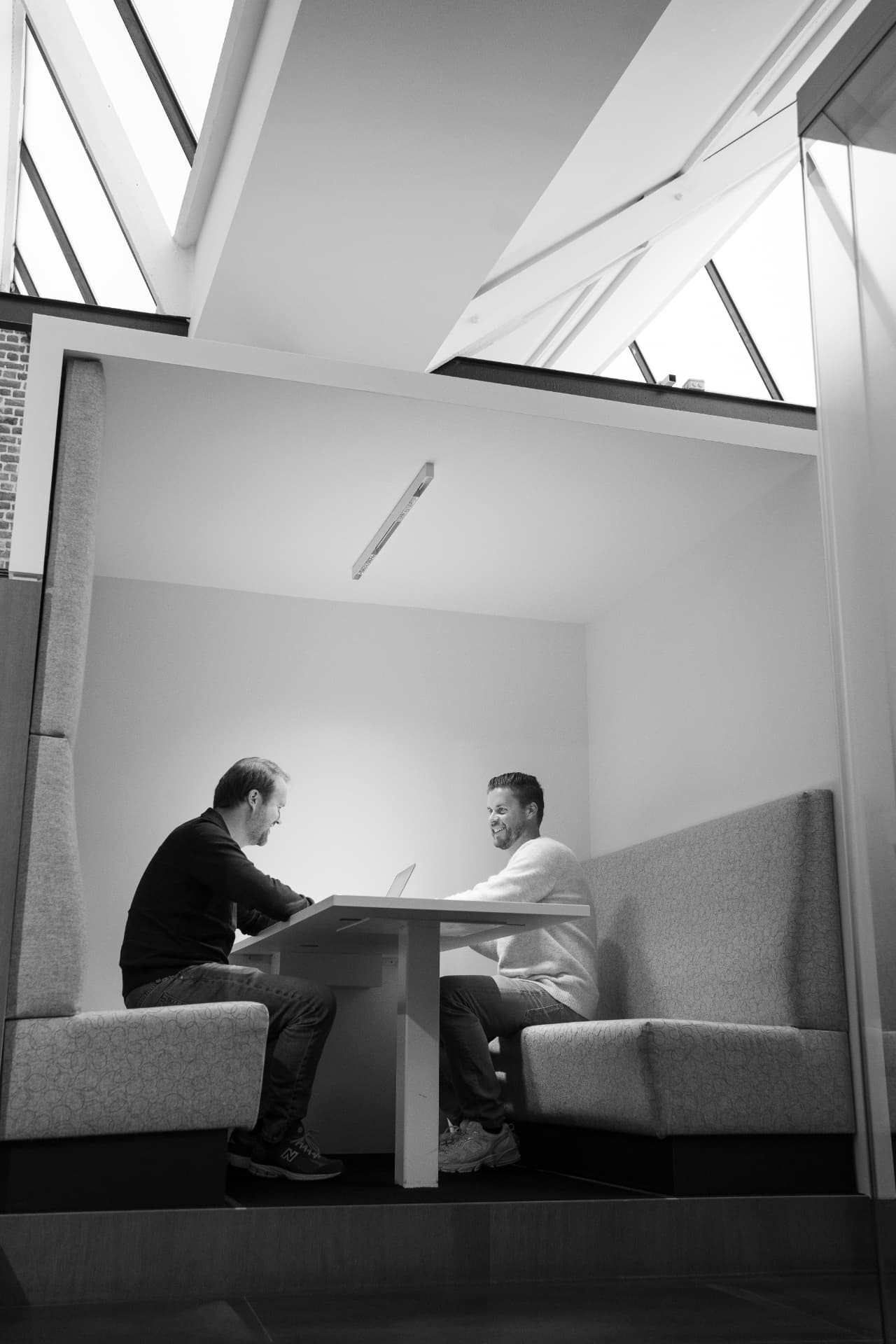 Twee Mavins-collega's werken samen in de overlegnis